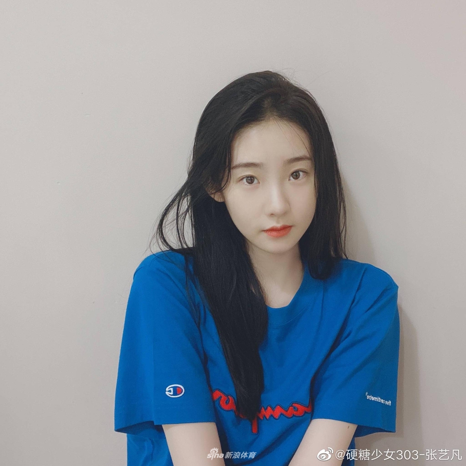 张艺凡表演艺术体操 姿态轻盈仙气十足