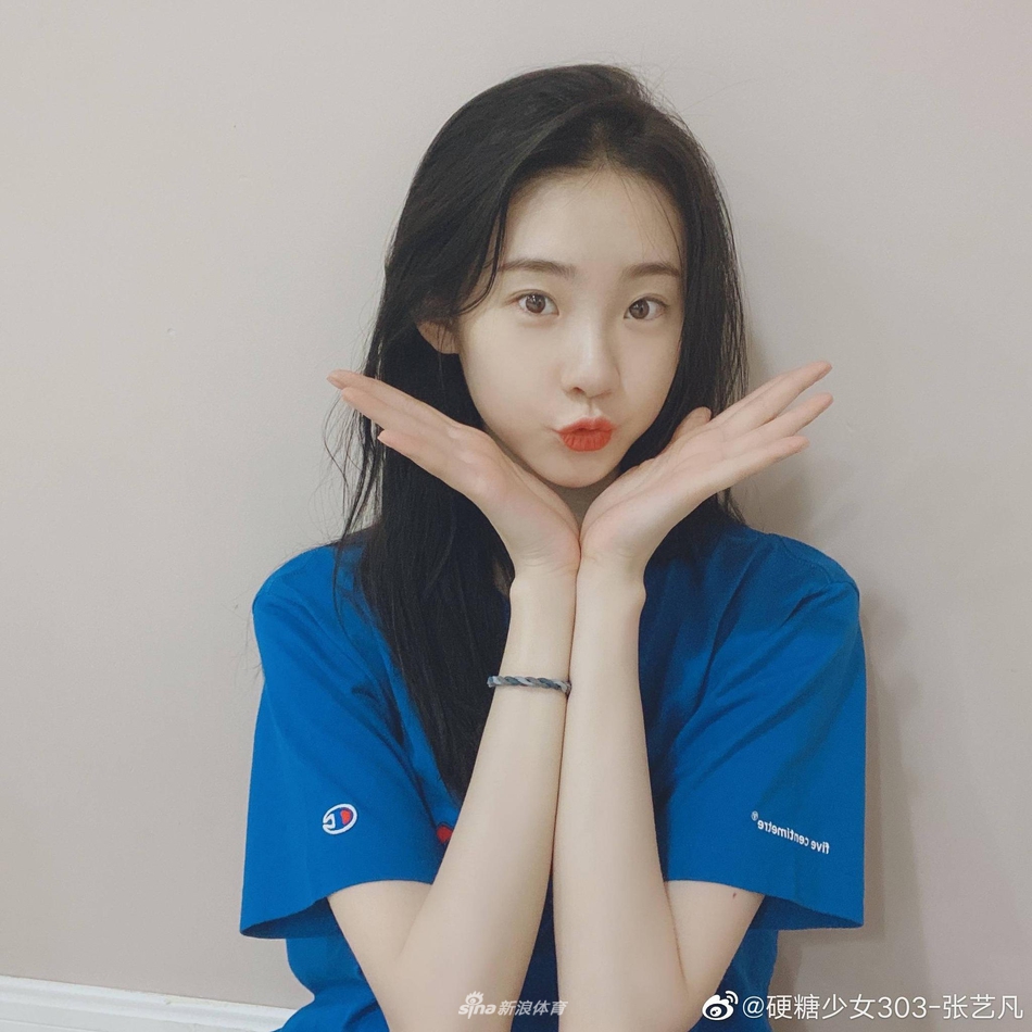 张艺凡表演艺术体操 姿态轻盈仙气十足