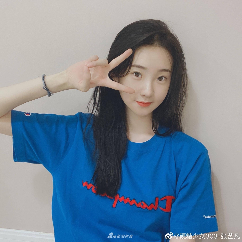 张艺凡表演艺术体操 姿态轻盈仙气十足