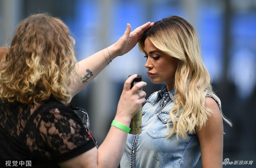 当红女主播报道国米相当抢镜 感受她的好身材