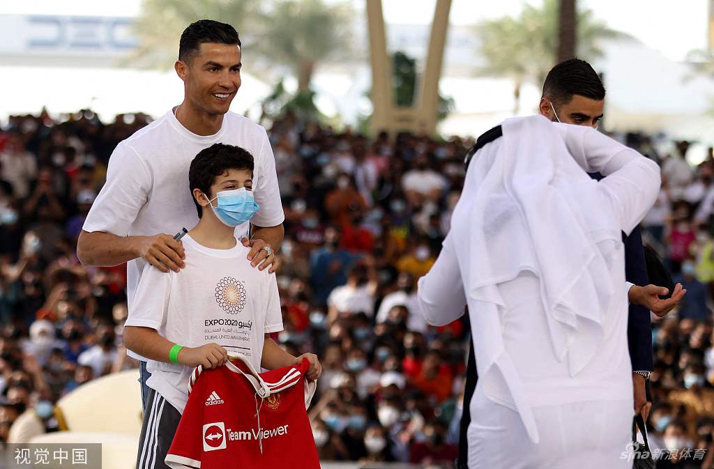 C罗迪拜领取环足历史最佳射手奖杯