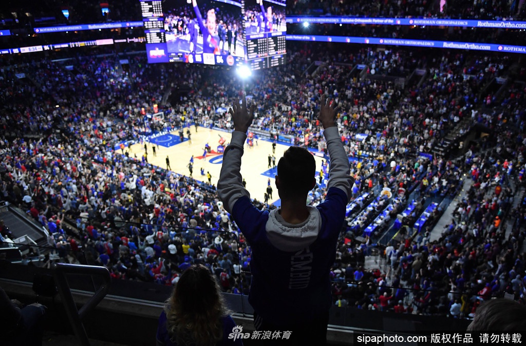 疫情袭击NBA！球员用消毒液洗手 球迷开始戴口罩