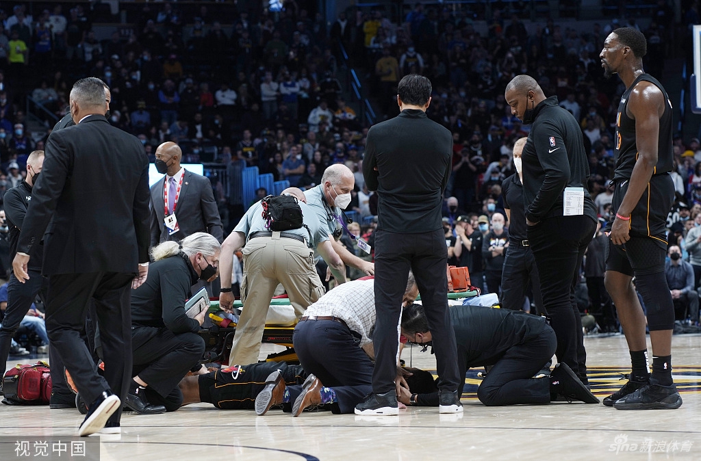 双双被驱逐！莫里斯肘击约基奇被撞翻倒地