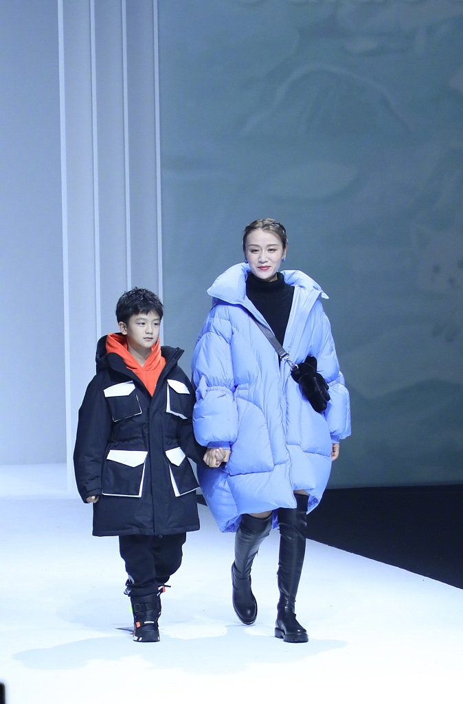 田亮儿子首登时装周走秀大方自信 叶一茜感慨儿子长大了