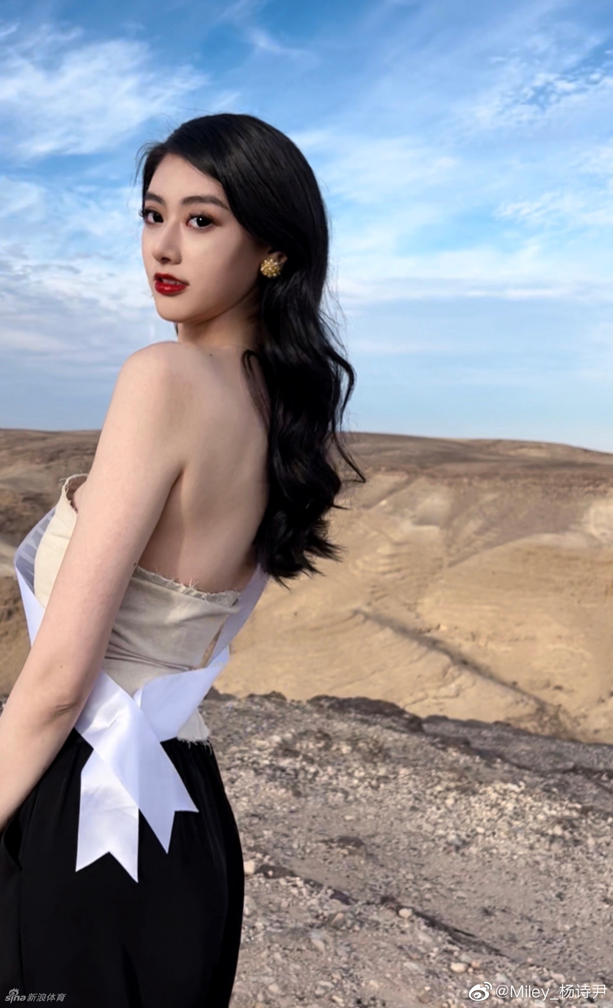 中国环球小姐冠军场边观战CBA比赛