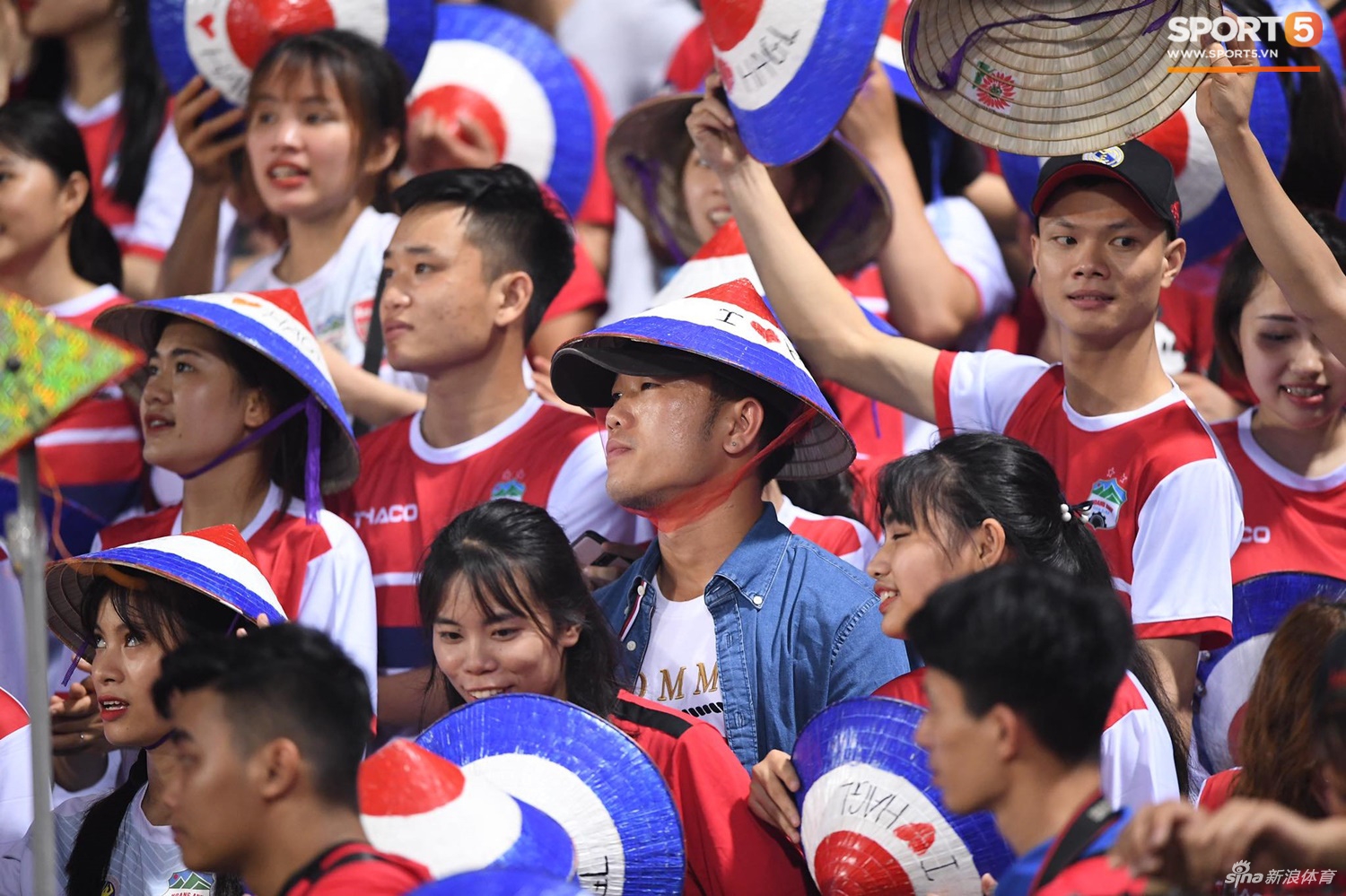 越南足球联赛重启允许球迷回归 戴口罩者寥寥无几