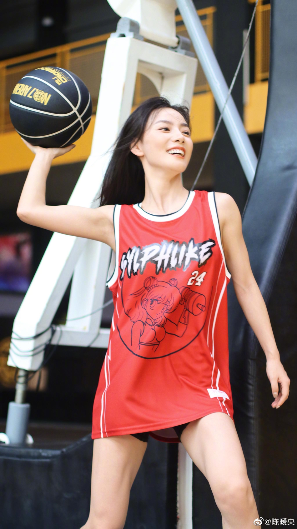 运动博主陈暖央晒打篮球美拍 满满的少女感
