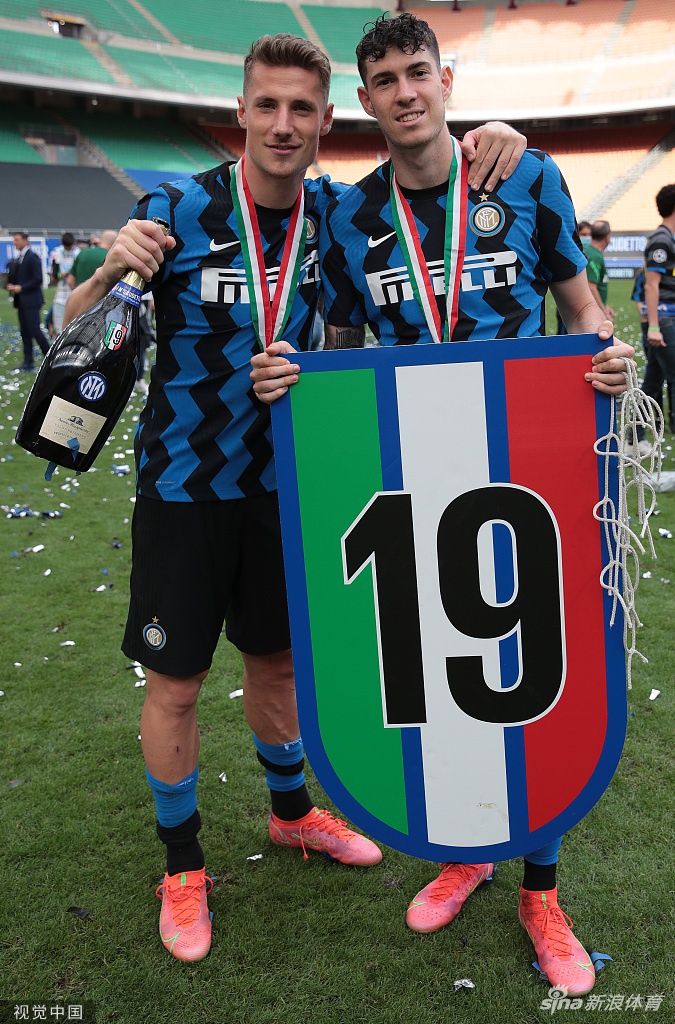 荣耀时刻！国米时隔11年再捧意甲冠军奖杯