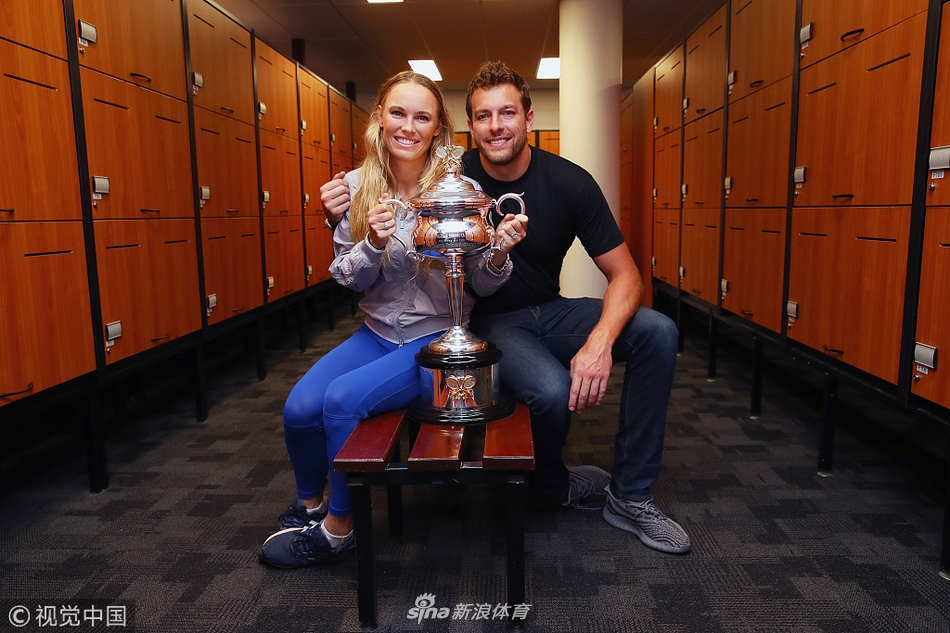 沃兹尼亚奇与大卫-李热吻撒狗粮