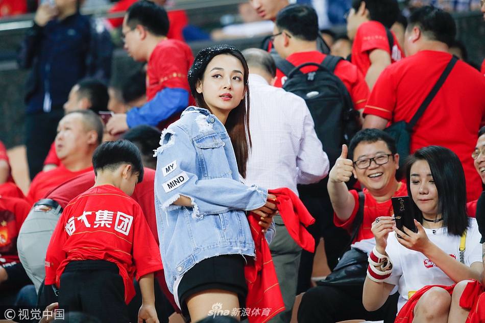 美女球迷成恒大看台靓丽风景线
