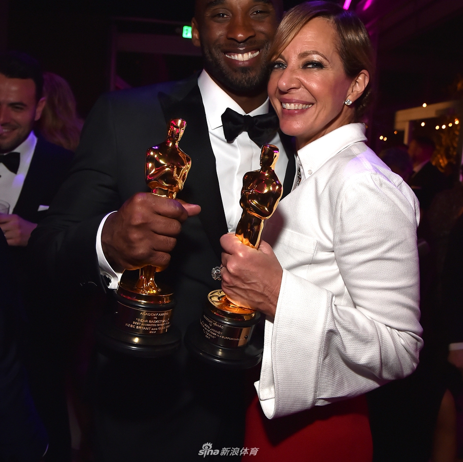 科比与最佳女配角合影