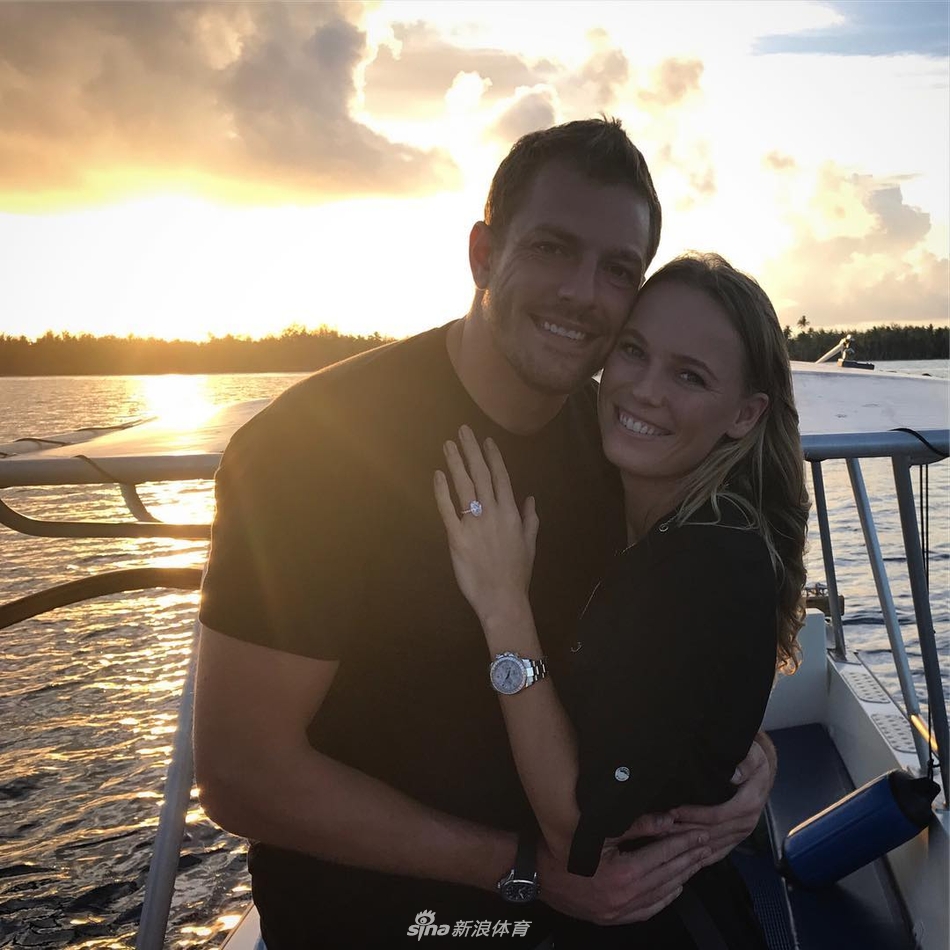 沃兹尼亚奇与大卫-李热吻撒狗粮