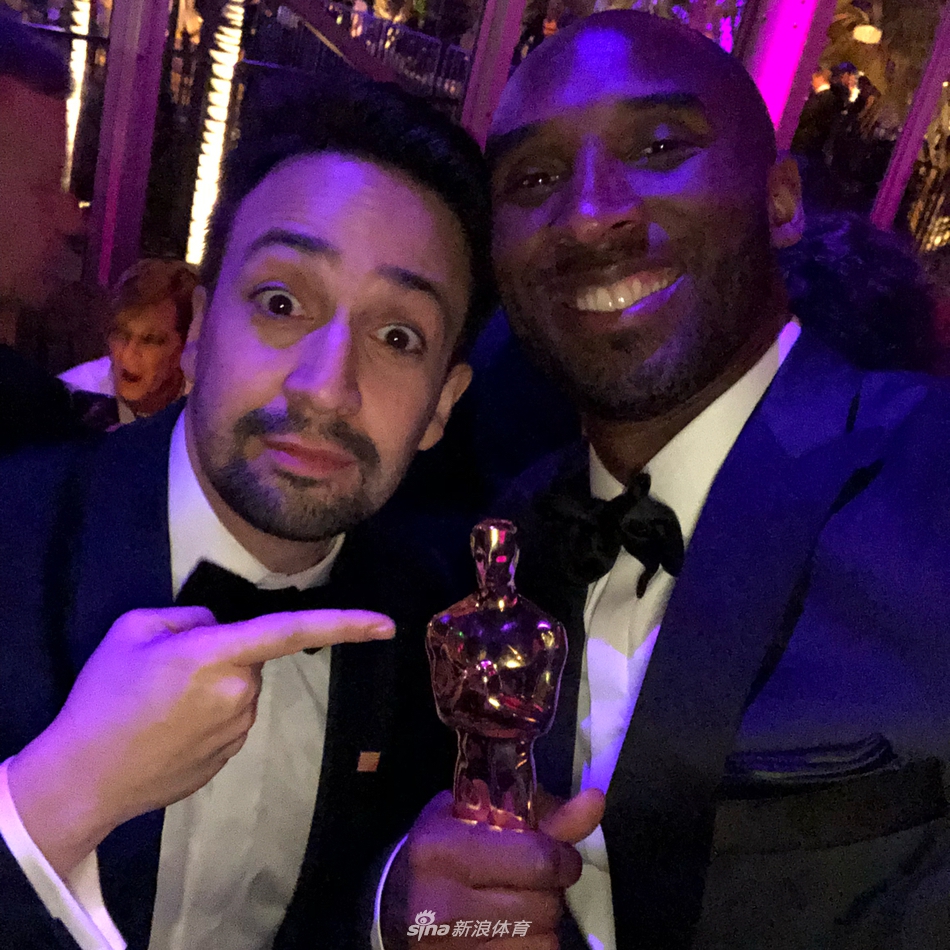 科比参加获奖庆功趴 与导演拍写真