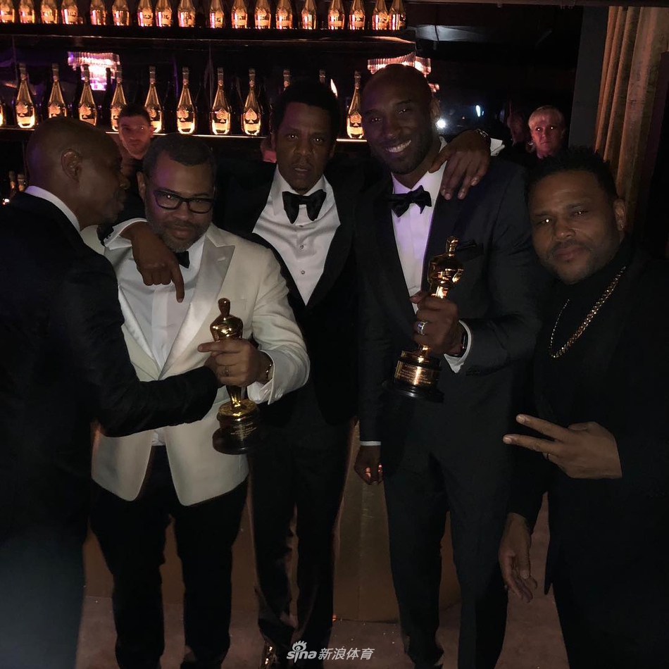 科比参加获奖庆功趴 与导演拍写真