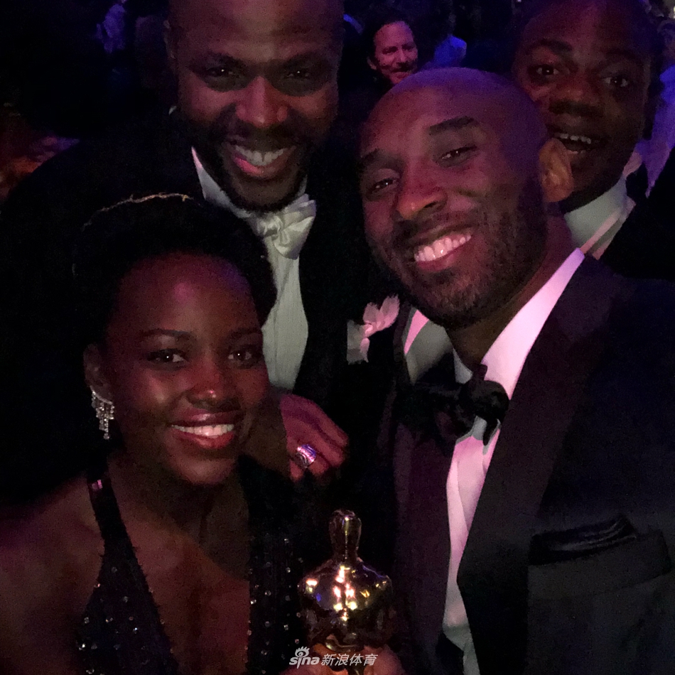 科比参加获奖庆功趴 与导演拍写真