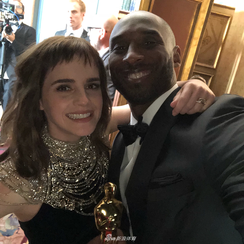 科比参加获奖庆功趴 与导演拍写真