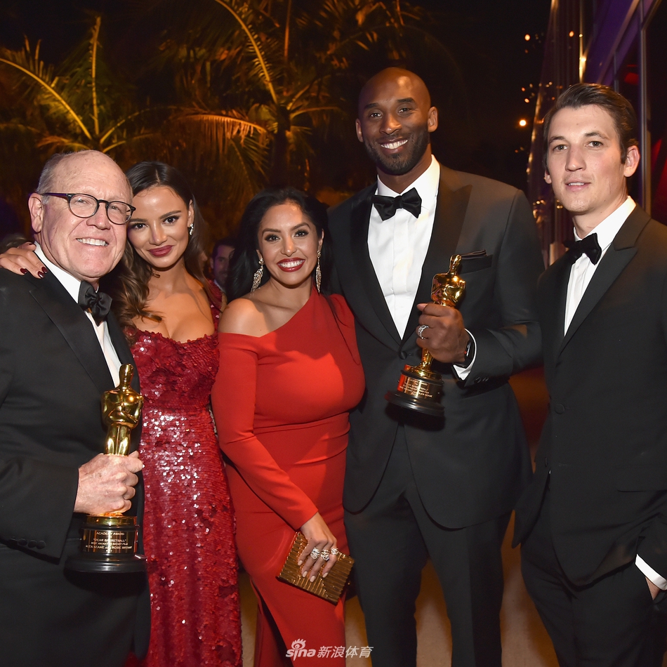 科比参加获奖庆功趴 与导演拍写真