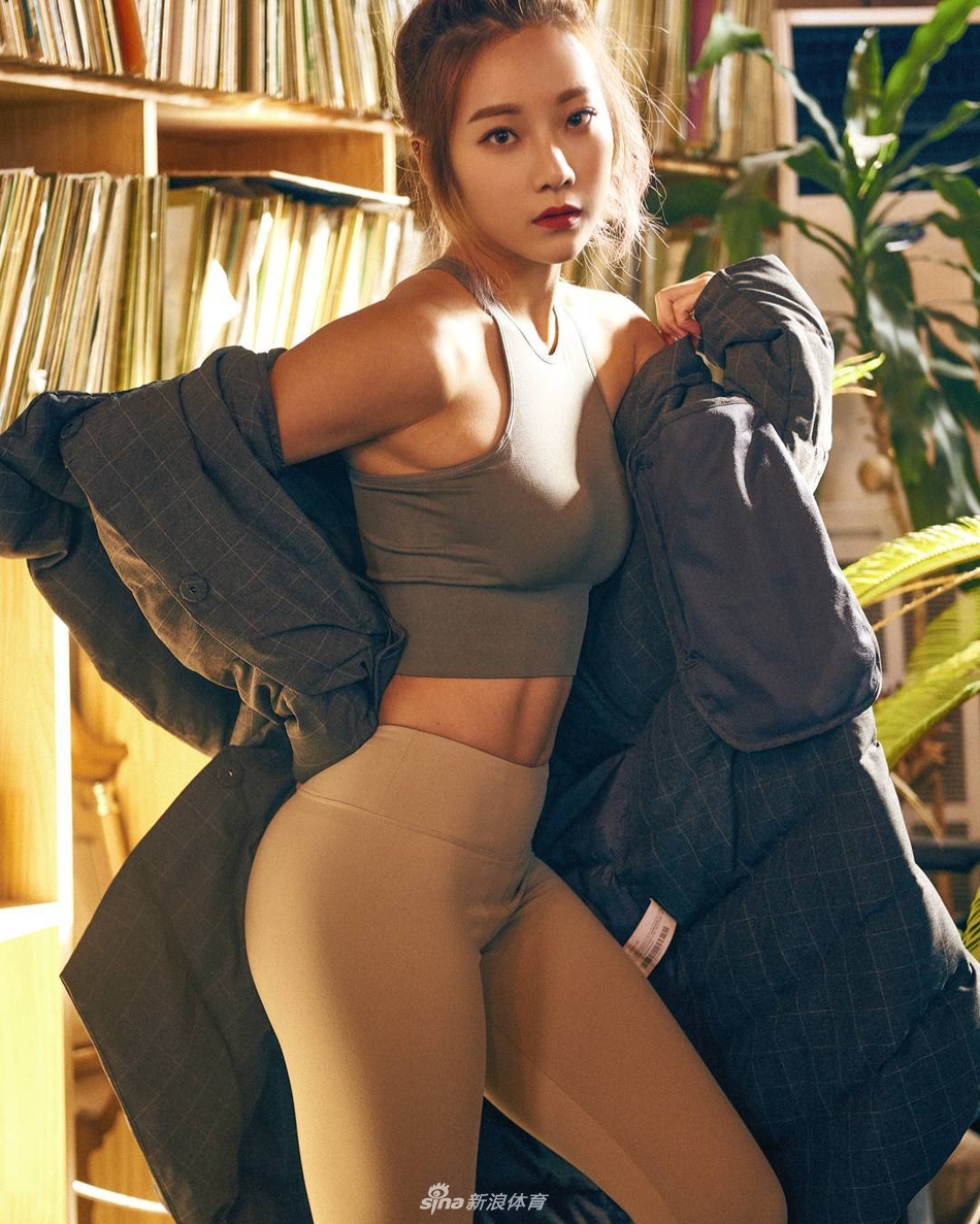 韩国健身美女教练秀苹果臀