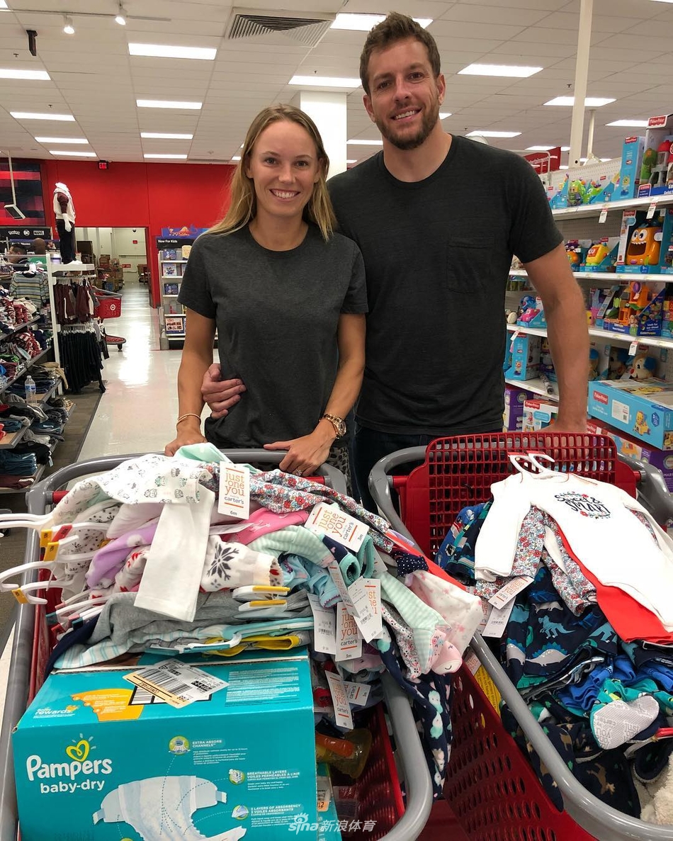 沃兹尼亚奇与大卫-李热吻撒狗粮