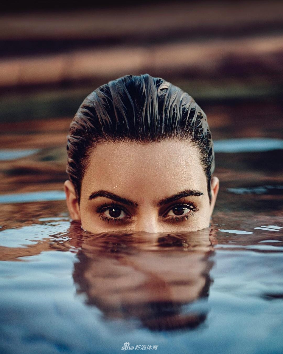 金-卡戴珊杂志写真 出水芙蓉身材霸气