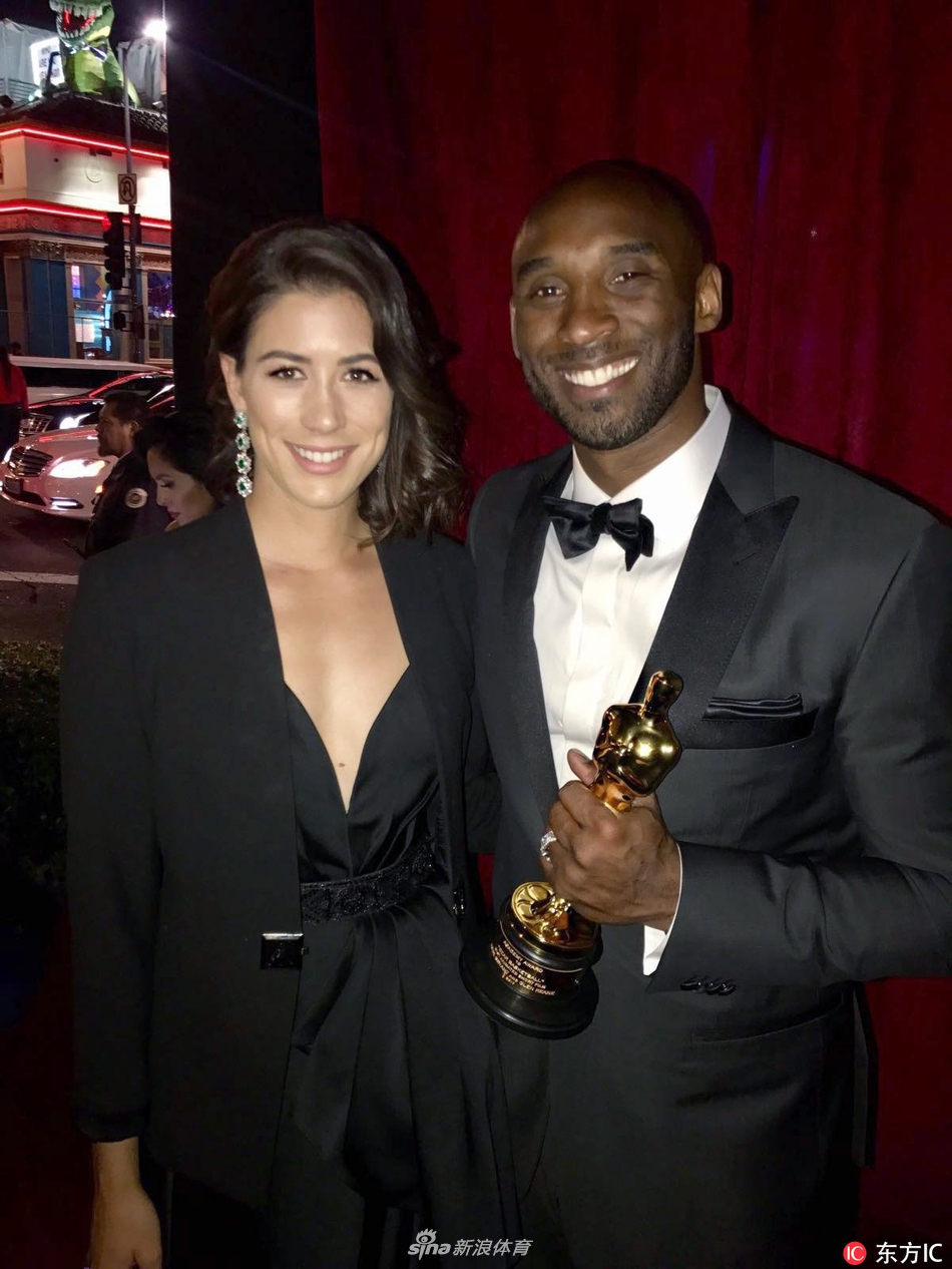 科比参加获奖庆功趴 与导演拍写真