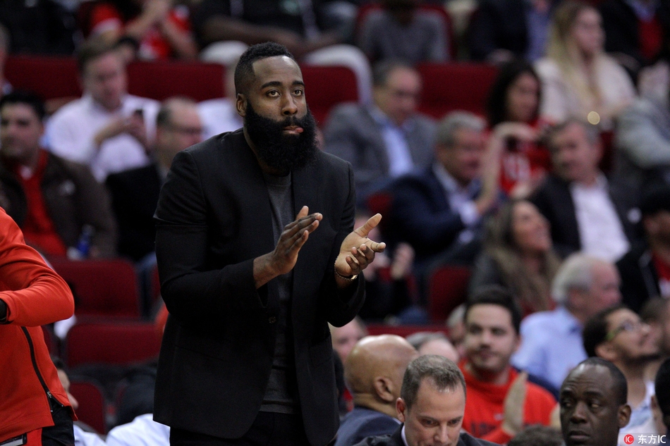 哈登为队友鼓掌