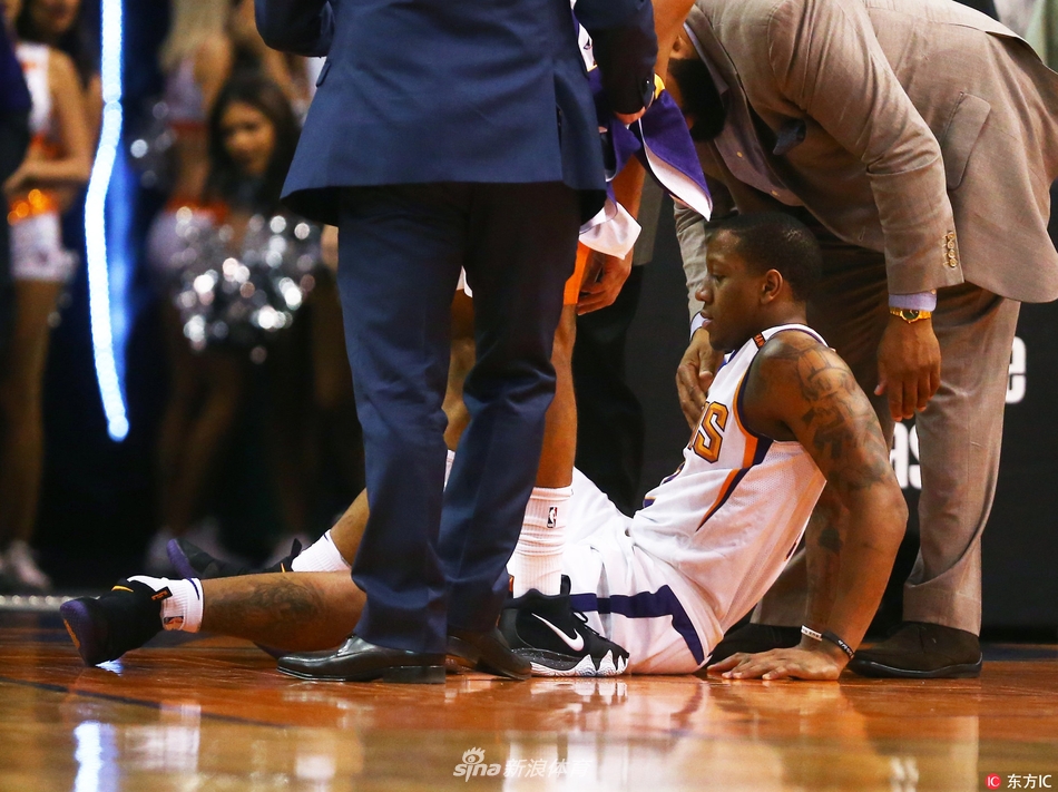 太阳后卫重伤左脚脚踝摔变形