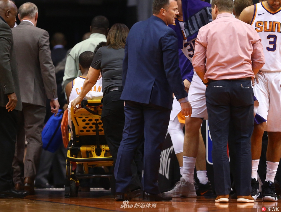 太阳后卫重伤左脚脚踝摔变形