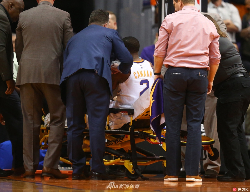 太阳后卫重伤左脚脚踝摔变形