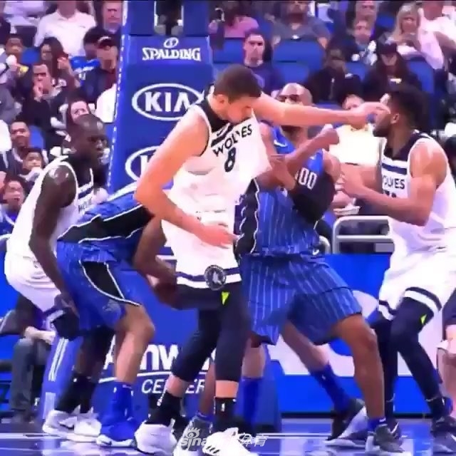 又打起来了！阿弗拉罗挥拳别利察