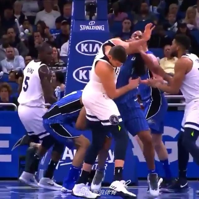 又打起来了！阿弗拉罗挥拳别利察