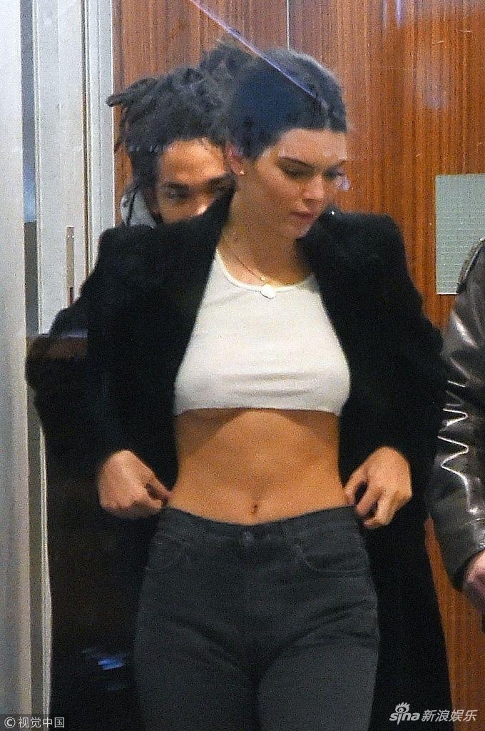 湖人球星前任现任女友聚会 穿小背心露美胸