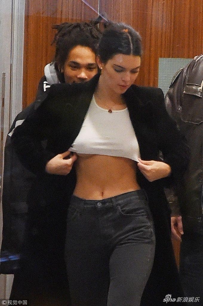 湖人球星前任现任女友聚会 穿小背心露美胸