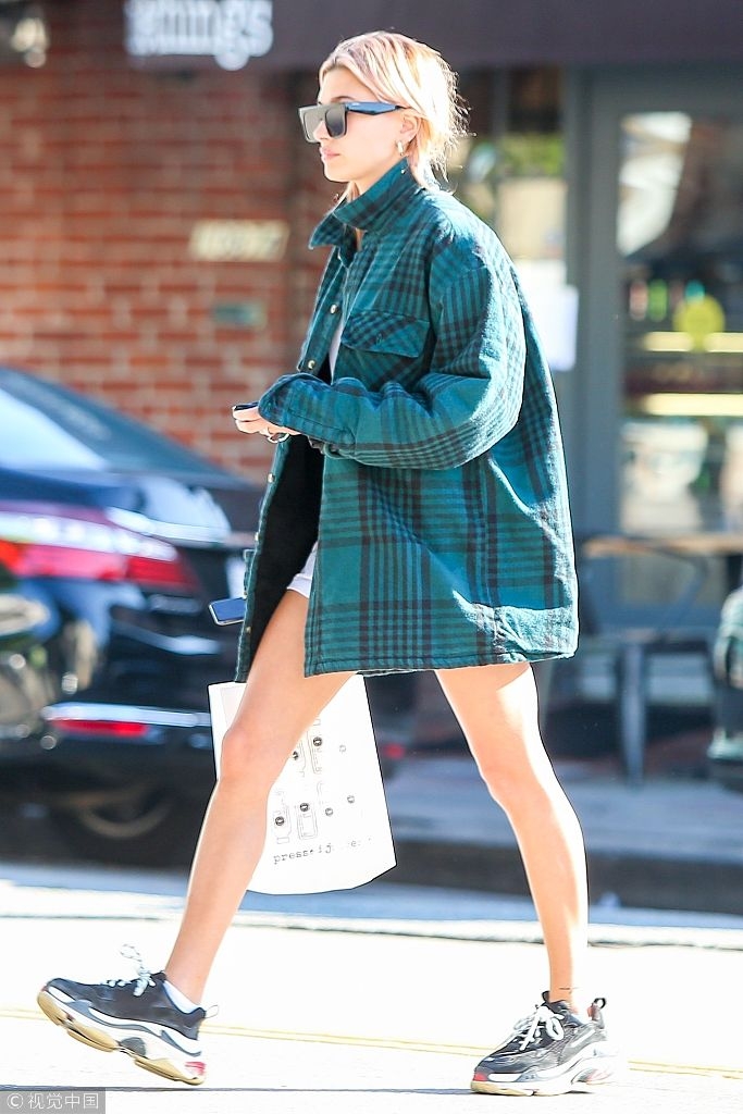 NBA高富帅前女友短裙秀美腿