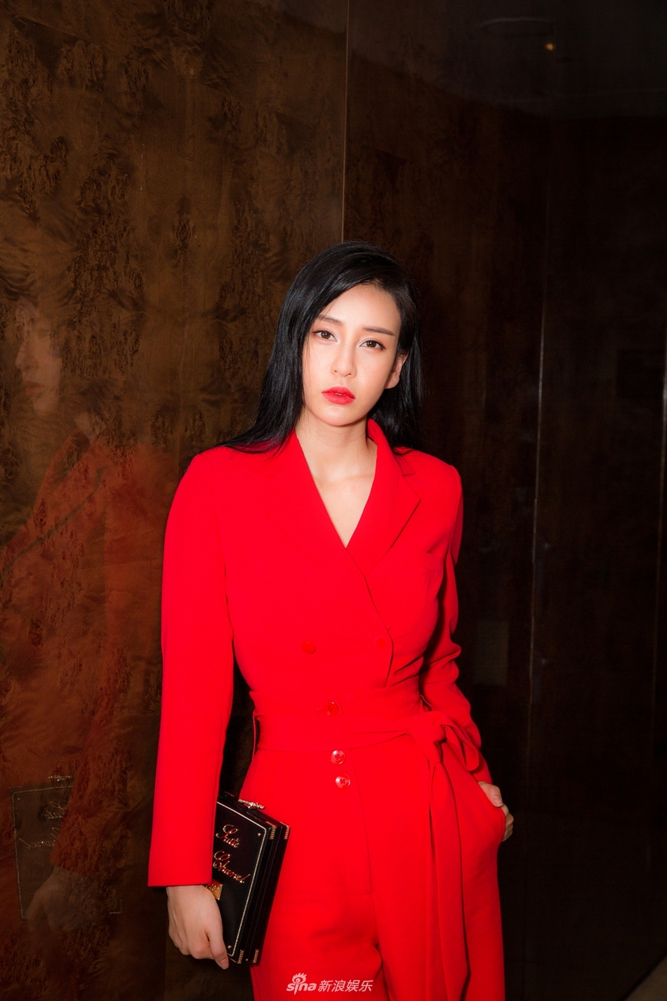 母其弥雅帅气红衣尽显打女风采