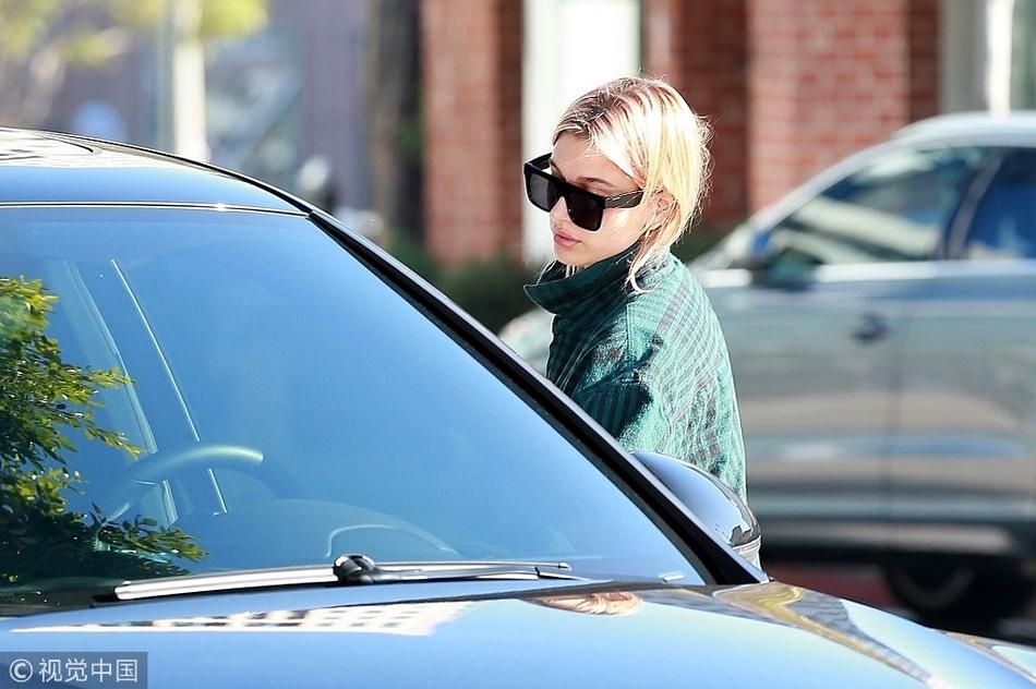 NBA高富帅前女友短裙秀美腿