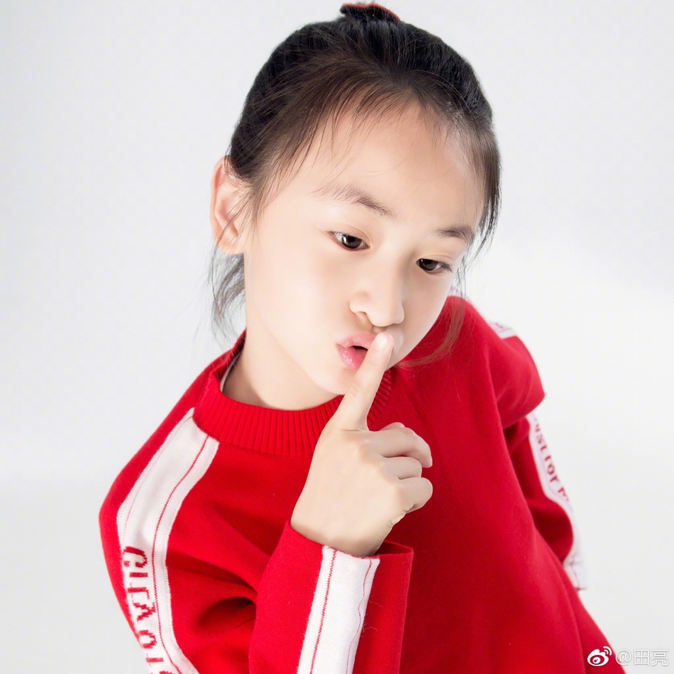 田亮女儿森碟搞怪卖萌越来越美