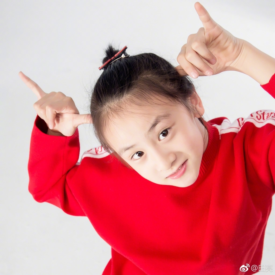 田亮女儿森碟搞怪卖萌越来越美