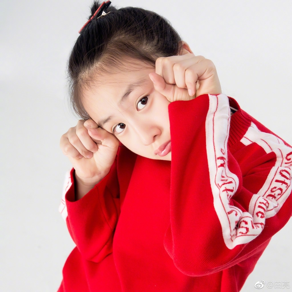 田亮女儿森碟搞怪卖萌越来越美