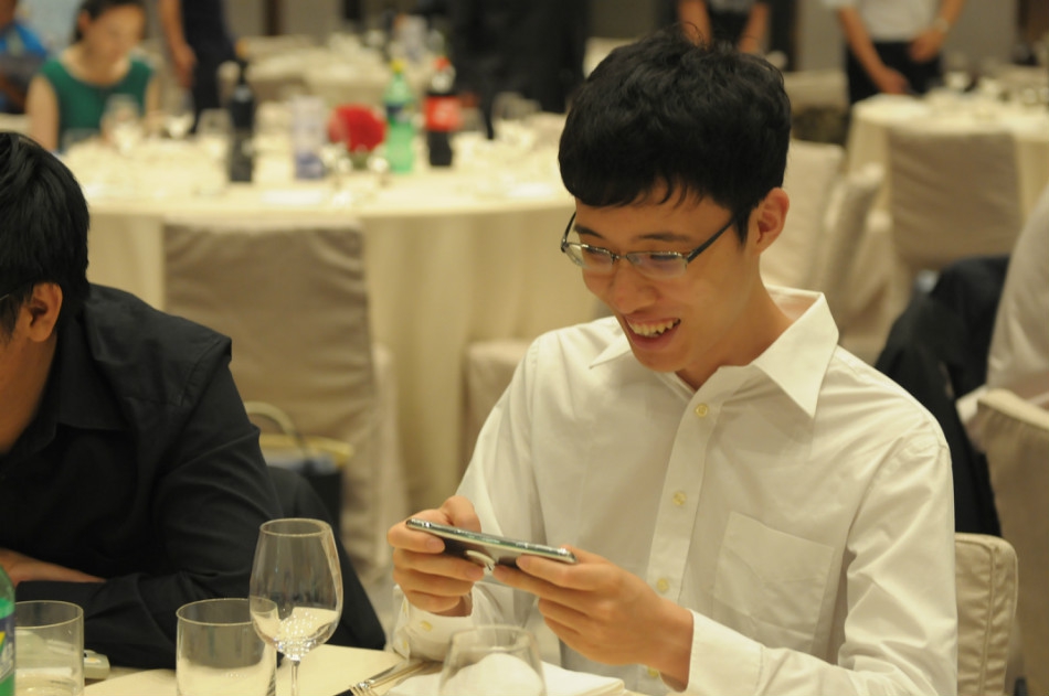 梦百合杯晚宴连笑乐开花 柯洁狼吞虎咽