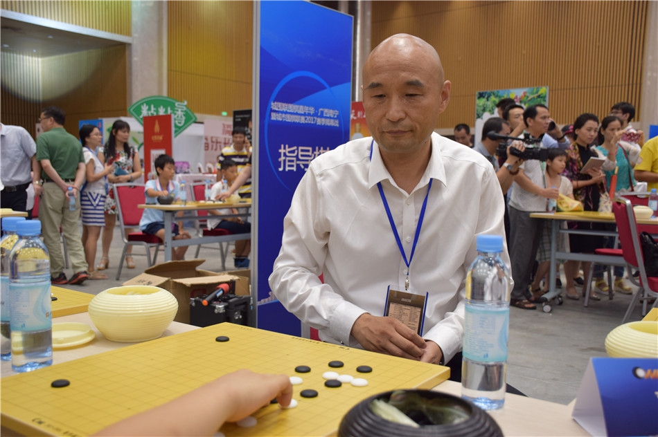 赛季城市围棋联赛名人指导棋活动在广西南宁国际会展中心举行,刘小光