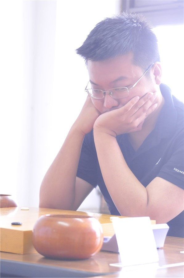 桐山杯最后一场16强赛在中国棋院进行,周睿羊九段执黑对阵赵晨宇五段