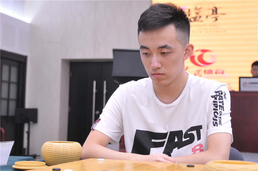 手术摘掉眼镜的杨楷文