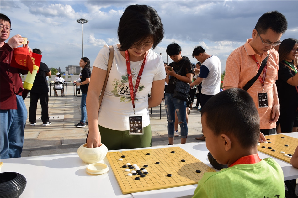 仇丹云指导小棋手