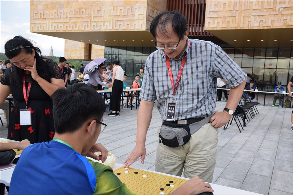 围棋大会职业多对多车轮战 聂卫平亲临指导获奖棋手