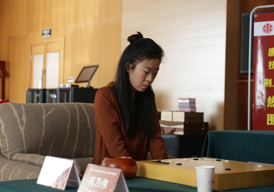 18日,第五届"中信置业杯"中国女子围甲平煤队迎战上海队,杨梓vs芮乃伟