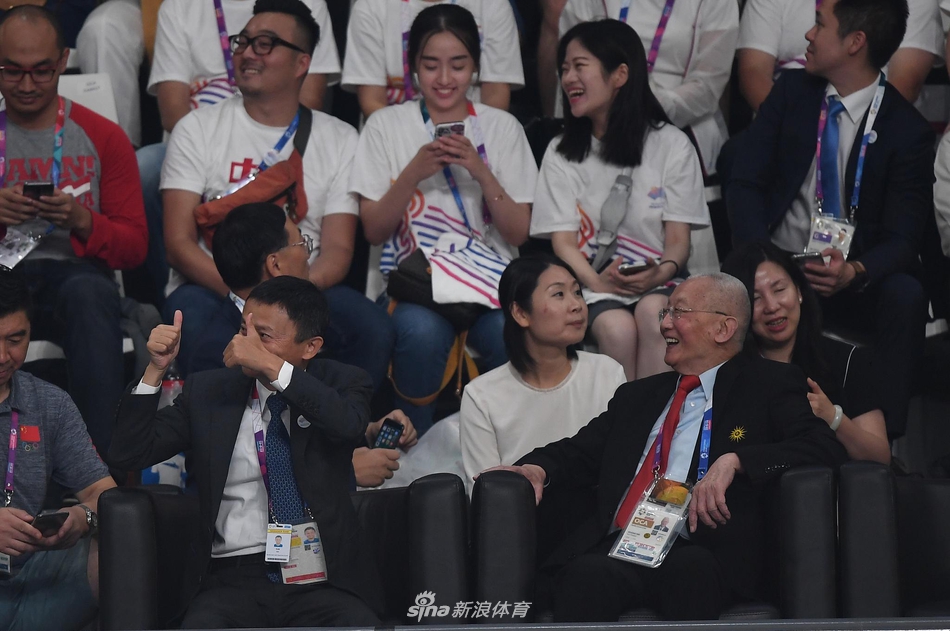 马云为中国女排助威