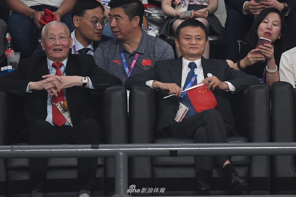 马云为中国女排助威