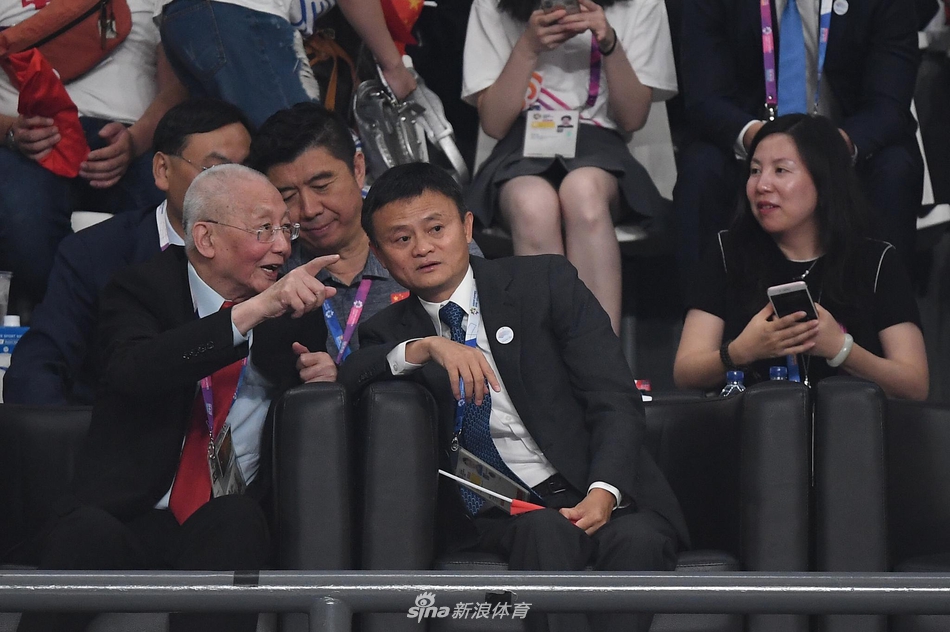 马云为中国女排助威