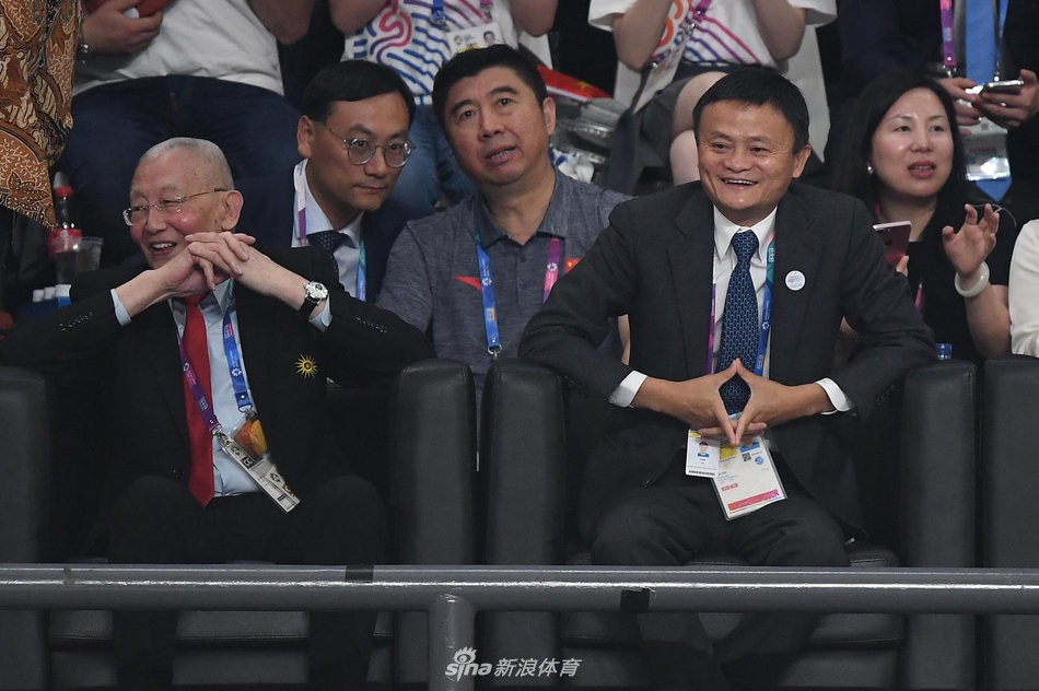 马云为中国女排助威